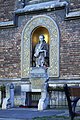 Szent Ferenc szobra a templom külső falában