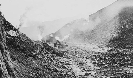 Steam shovel working in cut (1906)
