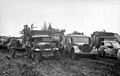 Bundesarchiv Bild 101I-216-0403-06, Russland-Mitte-Nord, Fahrzeugkolonne im Schlamm.jpg