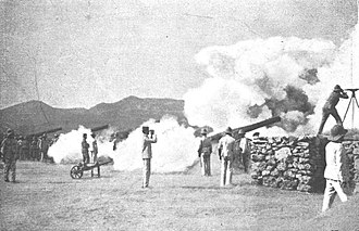 Cañones de 15 centímetros haciendo fuego sobre Benisicar desde el Fuerte de Camellos, de Goñi (cropped).jpg