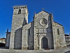 Iglesia de Caminha (siglos XV/XVI). Sus motivos decorativos góticos y manuelinos y su portal renacentista están flanqueados por un pesado campanario de estilo románico.