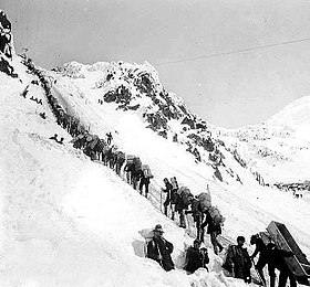 Prospecteurs franchissant le col du Chilkoot en 1898