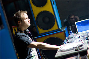 Джеффри Суториус из Dash Berlin на концерте в октябре 2010 года.