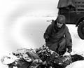 Foto de um paraquedista norte-americano morto em Bastogne.