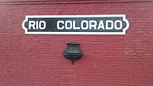 Escultura en fundición en la vieja pared de Estacion de Trenes de Río Colorado