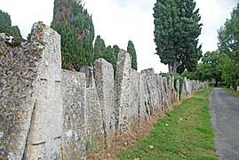 Clôture en couvercles de sarcophages