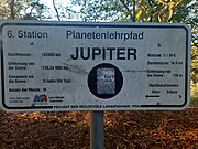 Jupiter. Dadurch, dass es im Bereich des Asteroidengürtels keinen Planeten gibt, (außer dem Zwergplaneten Ceres), ist von Mars zu Jupiter der Abstand überraschend groß: Das Schild steht bereits „mitten im“ Waldgebiet nördlich Langedamms, von „der Sonne“ nicht mehr einsehbar in rund 780 Meter Entfernung von dieser