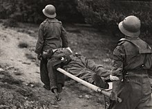 Zwei republikanische Soldaten mit einer Bahre auf dem Navacerrada-Pass (Spanien), vermutlich Mai 1937