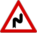 Bild 4: Gefährliche Kurve (Curve pericolose): c) Doppelkurve – zunächst rechts (Doppia curva la prima a destra)