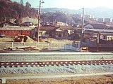 旧駅舎と建設中の現駅舎（1980年）