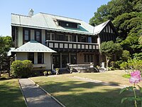 華頂侯爵家の邸宅だったハーフティンバー様式の洋館（神奈川県鎌倉市浄明寺）。昭和4年に華頂博信侯爵が建設した。華頂侯爵家の由来が華頂宮家にあることから一般に「旧華頂宮邸」と呼ばれる。ドラマ等のロケ地として有名[120]。登録有形文化財[121]。