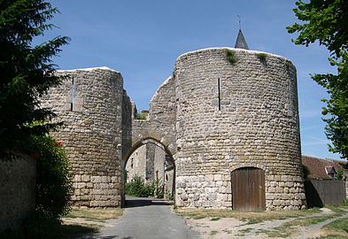 Photo de la poterne d'entrée du château de Yèvre-le-Châtel