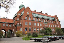 En stor röd tegelbyggnad från 1915 i jugendstil