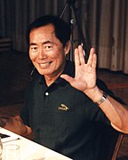 George Takei Capitán Hikaru Sulu haciendo el saludo.