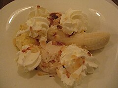 Avec banane, amande grillée, et crème chantilly