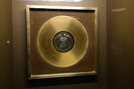 Обложка сингла Ширли Бэсси «Goldfinger» (1964)