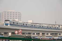 Гуанчжоу линия метро 5 CSR Sifang L2 поезд 023024 прибывает на станцию ​​Tanwei 2018 01.jpg