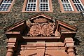 Das kombinierte gräfliche Hanauer Wappen am Kanzleibau (heraldisch rechts, Allianzwappen mit Magdalena Claudia von Pfalz-Zweibrücken-Birkenfeld-Bischweiler)