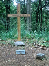 Croix du sommet sur l'Hasselbrack (jusqu'en 2013) avec géocache (au centre) et poste de triangulation (à droite).