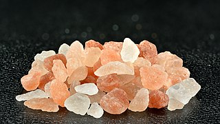 Granulat issu de la mine de sel de Khewra, le diamètre maximal de chaque grain est de 5 mm environ.