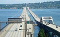 De I-90 oer de driuwende brêge oer de Washingtonmar hinne yn Seattle.