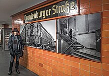 Jose Griribas vor Foto Bahnhof Oranienburger Strasse Berlin