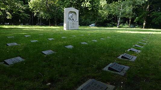 Groby poległych i pomnik Emila Cauera