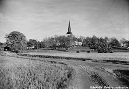 Kils kyrka med omgivande landsbygd år 1942.