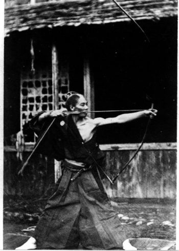Japanese archer 弓道 Kyudo 弓術 Kyujutsu