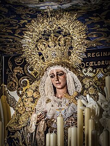 La Virgen de la Victoria luciendo su corona de oro en el paso de palio