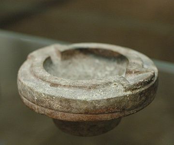 Lampe à huile en granite, Camiros (Rhodes). Âge du bronze, vers -1500/-1400.