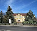 Zentralschule mit separatem Hausmeisterwohnhaus einschließlich der umgebenden Freiflächen und des Schulhofes