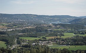 Jørstadmoen im Vordergrund, am gegenübergelegenen Ufer die Stadt Lillehammer