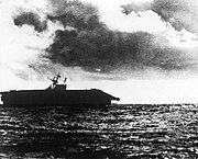 O Hornet afundando após ser abandonado pela tripulação às 17:00 do dia 26 de outubro de 1942.