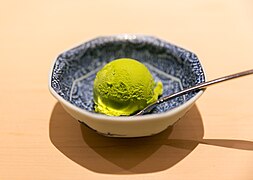 Glace au matcha avec coulis aux haricots rouges.