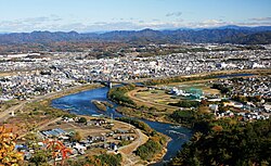 Vido de Downtown Minokamo, Kiso-Rivero kaj Monto Ontake, de Monto Hatobuki
