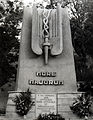 Monument aux morts des légionnaires parachutistes. Devise More Majorum (À la manière des ancêtres), avant le transfert du monument d'Algérie en Corse.