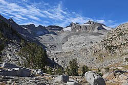 Vrchol hory z turistické trasy John Muir Trail