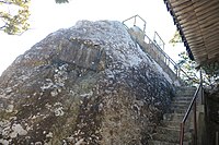 山頂の雲見浅間神社の本殿横にある大岩上の展望台