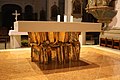 Bronzový Oltář s mramorovou menzou a relikviemi Fatimských dětí Františka a Jacinty