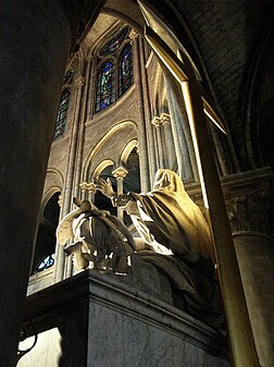 Sculptures en bordure d’une chapelle absidiale, tournées vers le chœur de la cathédrale Notre-Dame de Paris (France). (définition réelle 898 × 1 200*)