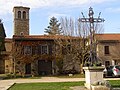 Vue sur l'une des deux cours intérieures de la chartreuse et sur le clocher de l'église.