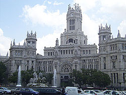 Het Plaza de Cíbeles en het Palacio de Communicaciones, op het Paseo del Prado