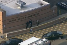 Полиция видна в начальной школе Сэнди Хук после стрельбы в школе.