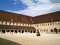 La cour intérieure de l'ancienne abbaye royale du Moncel, ailes nord et est.