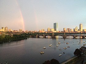 Arcus caelestis super flumen Charles et urbem Bostoniam