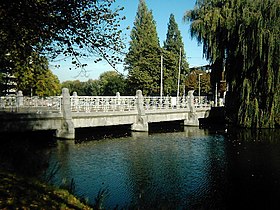 Le Boezem enjambé par l'un de ses ponts (le Boezembrug)