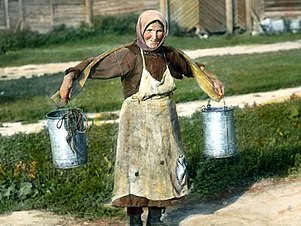 Wanita Rusia memikul air di Leningrad, 1932