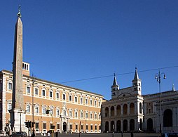 Βόρεια άποψη. Η Στοά των ευλογιών (Lodgia delle benedizioni), στo βάθος αριστερά. Εφαπτόμενο στα αριστερά είναι το ανάκτορο του Λατερανού.