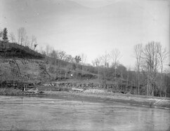 Bauarbeiten am Hochwasserüberlauf beim Damm, 1919–1920